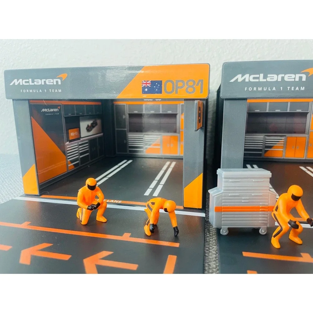 McLaren F1 Team Pit Garage Diorama Lando Norris LN4 Oscar Piastri OP81 Set